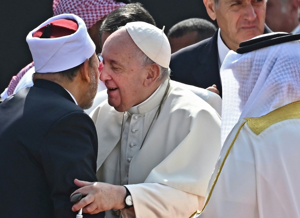 Pope Francis (C) embraced the grand imam of Al-Azhar mosque, Sheikh Ahmed Al-Tayeb