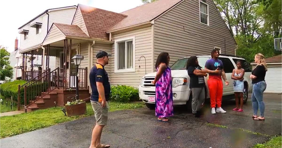 Neighbours Come Together to Help Family Told to Move out By Landlord
