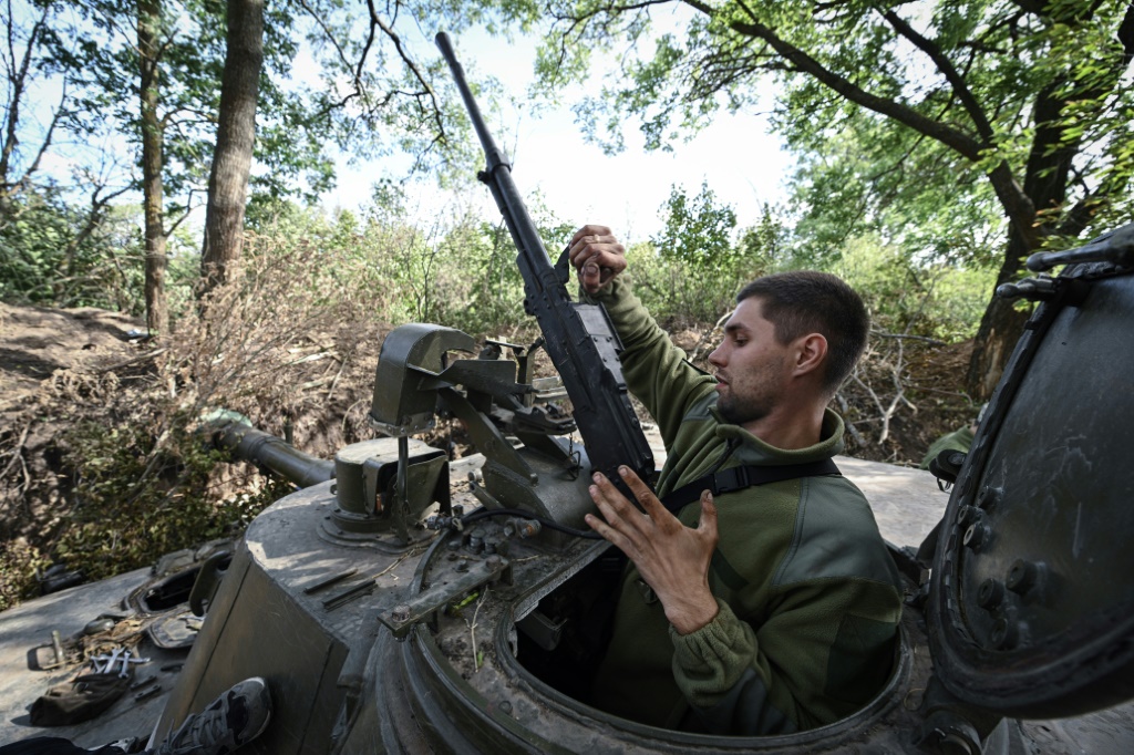 A Ukrainian artilleryman handles a machine gun near the southern frontline in the Mykolaiv region