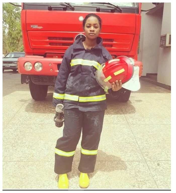 Meet female firefighter who is incredibly beautiful (photos)