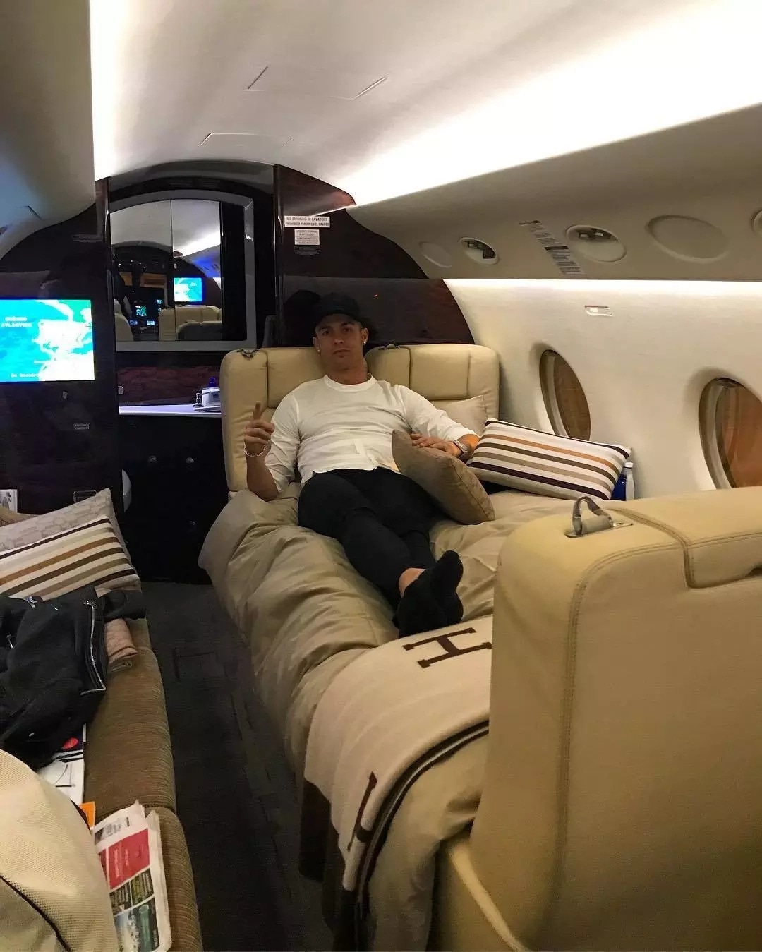 Cristiano Ronaldo looks relaxed on private jet (photos)